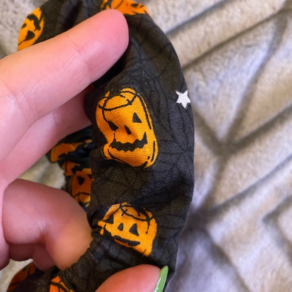 Handmade happy jack-o-lanterns scrunchie - Picture 3 of 3
